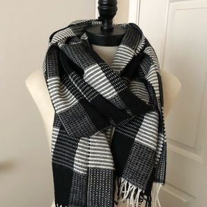 🔺 SOLD 🔺 ECHO black and white scarf